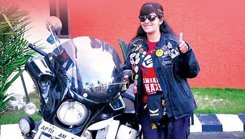 ಬೈಕ್‍ನಲ್ಲಿ ದೇಶ ಸುತ್ತಿದ್ದ ಸನಾ ಇಕ್ಬಾಲ್ ಅಪಘಾತ ಪೂರ್ವ ನಿಯೋಜಿತ ಕೊಲೆ: ಸನಾ ತಾಯಿ