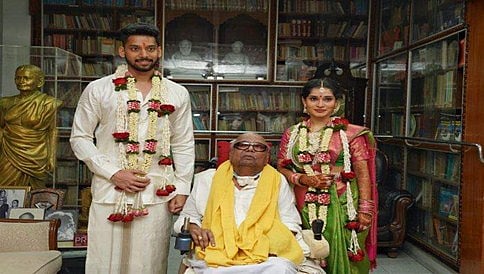 ಕರುಣಾನಿಧಿ ಮರಿ ಮೊಮ್ಮಗನ ಜತೆ ಸಪ್ತಪದಿ ತುಳಿದ ನಟ ವಿಕ್ರಮ್ ಪುತ್ರಿ