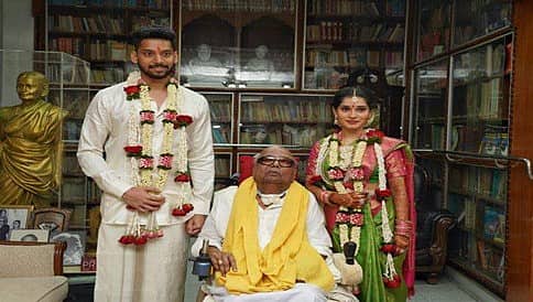 ಕರುಣಾನಿಧಿ ಮರಿ ಮೊಮ್ಮಗನ ಜತೆ ಸಪ್ತಪದಿ ತುಳಿದ ನಟ ವಿಕ್ರಮ್ ಪುತ್ರಿ