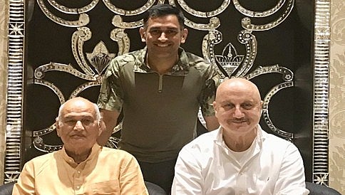 ಎಂಎಸ್ ಧೋನಿ ರಿಯಲ್-ರೀಲ್ ತಂದೆ ಜತೆ ಪೋಸ್; ಫೋಟೋ ವೈರಲ್