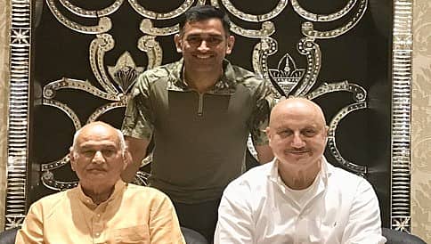 ಎಂಎಸ್ ಧೋನಿ ರಿಯಲ್-ರೀಲ್ ತಂದೆ ಜತೆ ಪೋಸ್; ಫೋಟೋ ವೈರಲ್