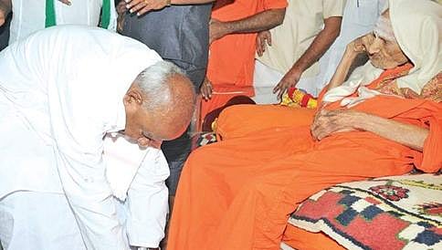 ಎಚ್ ಡಿಕೆ ಅನುಪಸ್ಥಿತಿಯಲ್ಲಿ 'ಮನೆ ಮನೆಗೆ ಕುಮಾರಣ್ಣ' ಕಾರ್ಯಕ್ರಮಕ್ಕೆ ಸಿದ್ಧಗಂಗಾ ಮಠದಲ್ಲಿ ಚಾಲನೆ