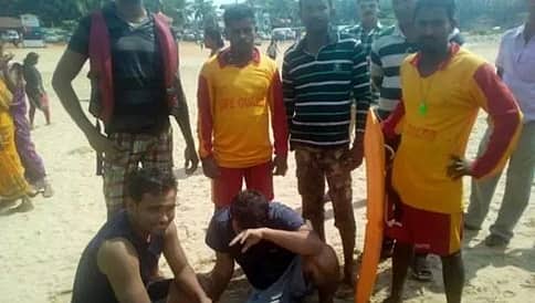 ಕಾರವಾರ: ಸಮುದ್ರದಲ್ಲಿ ಮುಳುಗುತ್ತಿದ್ದ ಇಬ್ಬರು ವಿದ್ಯಾರ್ಥಿಗಳ ರಕ್ಷಣೆ
