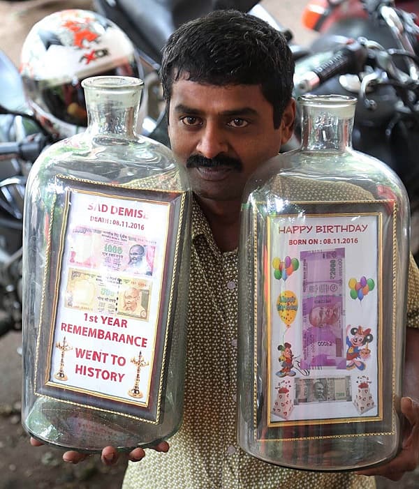 <b>ನೋಟ್ ನಿಷೇಧಕ್ಕೆ ಒಂದು ವರ್ಷ....</b> 500 ಹಾಗೂ 1000 ರುಪಾಯಿ ನೋಟ್ ನಿಷೇಧಕ್ಕೆ ಒಂದು ವರ್ಷ(ನವೆಂಬರ್ 8) ತುಂಬಿದ ಹಿನ್ನೆಲೆಯಲ್ಲಿ ಬಾಟಲ್ ಕಲಾವಿದ ಬಸವರಾಜ್ ಅವರು ಹಳೆ ಮತ್ತು ಹೊಸ ನೋಟ್ ಗಳನ್ನು ತಮ್ಮ ಬಾಟಲ್ ನಲ್ಲಿ ಸೆರೆ ಹಿಡಿದಿದ್ದು ಹೀಗೆ.