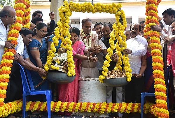 <b>ಕಡಲೆಕಾಯಿ ಪರಿಷೆ... </b> ಐತಿಹಾಸಿಕ ಹಬ್ಬವೆಂದು ಪ್ರಸಿದ್ಧಿ ಪಡೆದಿರುವ ಬೆಂಗಳೂರು ಬಸವನಗುಡಿಯ ಕಡಲೆಕಾಯಿ ಪರಿಷೆಗೆ ಸೋಮವಾರ ಕೇಂದ್ರ ಸಚಿವ ಅನಂತ್ ಕುಮಾರ್ ಹಾಗೂ ಬಿಬಿಎಂಪಿ ಮೇಯರ್ ಸಂಪತ್ ರಾಜ್ ಅವರು ಚಾಲನೆ ನೀಡಿದರು.
