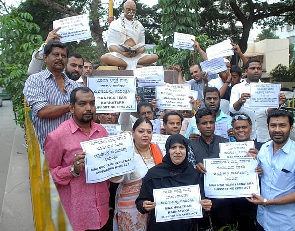 <b>ಖಾಸಗಿ ವೈದ್ಯರ ವಿರುದ್ಧ ಪ್ರತಿಭಟನೆ....</b> ರಾಜ್ಯ ಸರ್ಕಾರದ ಉದ್ದೇಶಿತ ಖಾಸಗಿ ವೈದ್ಯಕೀಯ ಸಂಸ್ಥೆಗಳ ನಿಯಂತ್ರಣ(ಕೆಪಿಎಂಇ) ಕಾಯ್ದೆ ವಿರೋಧಿಸಿ ಮುಷ್ಕರ ನಡೆಸುತ್ತಿರುವ ಖಾಸಗಿ ಆಸ್ಪತ್ರೆಗಳ ವೈದ್ಯರು ವಿರುದ್ಧ ಎನ್ ಜಿಒ ಕಾರ್ಯಕರ್ತರು ಗುರುವಾರ ಬೆಂಗಳೂರಿನ ವಿಲ್ಸನ್ ಗಾರ್ಡನ್ ಲ್ಲಿ ಪ್ರತಿಭಟನೆ ನಡೆಸಿ