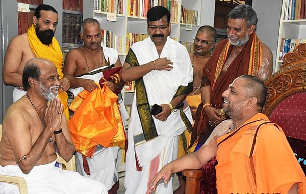 <b>ರಜನಿಗೆ ಮಂತ್ರಾಲಯ ಶ್ರೀಗಳ ಆಶೀರ್ವಾದ...</b> ಖ್ಯಾತ ನಟ ರಜನಿಕಾಂತ್‌ ಅವರು ಸ್ನೇಹಿತರೊಂದಿಗೆ ಮಂಗಳವಾರ ಮಂತ್ರಾಲಯಕ್ಕೆ ಭೇಟಿ ನೀಡಿ ರಾಘವೇಂದ್ರಸ್ವಾಮಿ ಮಠದ ದರ್ಶನ ಮಾಡಿಕೊಂಡು, ಮಠದ ಪೀಠಾಧಿಪತಿ ಸುಬುಧೇಂದ್ರ ತೀರ್ಥರಿಂದ ಆಶೀರ್ವಾದ ಪಡೆದರು.