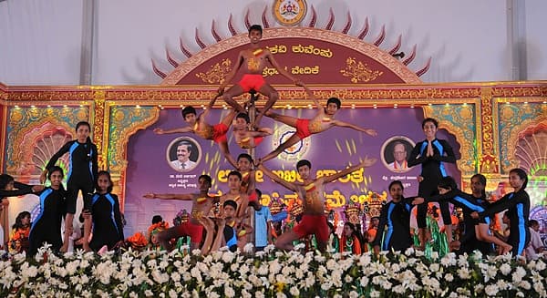 <b>ಅಕ್ಷರ ಜಾತ್ರೆಯಲ್ಲಿ ಮಲ್ಲಕಂಬ.... </b>ಮೈಸೂರಿನಲ್ಲಿ ನಡೆಯುತ್ತಿರುವ 83ನೇ ಅಖಿಲ ಭಾರತ ಕನ್ನಡ ಸಾಹಿತ್ಯ ಸಮ್ಮೇಳನದಲ್ಲಿ ಶನಿವಾರ ವಿದ್ಯಾರ್ಥಿಗಳ ಮಲ್ಲಕಂಬ ಪ್ರದರ್ಶನ ಜನರ ಗಮನ ಸೆಳೆಯಿತು.
