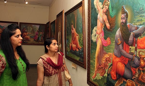 <b>ವರ್ಣ ದರ್ಬಾರು...</b> ಬೆಂಗಳೂರಿನ ಚಿತ್ರಕಲಾ ಪರಿಷತ್ ನಲ್ಲಿ ನಡೆಯುತ್ತಿರುವ ವರ್ಣ ದರ್ಬಾರು ಚಿತ್ರಕಲಾ ಪ್ರದರ್ಶನ(ನವೆಂಬರ್ 27ರಿಂದ ಡಿಸೆಂಬರ್ 3ರ ವರೆಗೆ)ವನ್ನು ವೀಕ್ಷಿಸುತ್ತಿರುವ ಮಹಿಳೆಯರು.