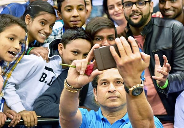<b>ಅಭಿಮಾನದ ಸೆಲ್ಫಿ....</b> ವಿಶ್ವ ಮಕ್ಕಳ ದಿನಾಚರಣೆ ಅಂಗವಾಗಿ ದೆಹಲಿಯಲ್ಲಿ ಸೋಮವಾರ ಆಯೋಜಿಸಲಾಗಿದ್ದ ಫ್ರೆಂಡ್ಲಿ ಕ್ರಿಕೆಟ್ ಪಂದ್ಯದ ನಂತರ ಕ್ರಿಕೆಟ್ ದಿಗ್ಗಜ ಹಾಗೂ ಯುನಿಸೆಫ್ ದಕ್ಷಿಣ ಏಷ್ಯಾ ರಾಯಭಾರಿ ಸಚಿನ್ ತೆಂಡೂಲ್ಕರ್ ಅವರು ಮಕ್ಕಳೊಂದಿಗೆ ಸೆಲ್ಫಿ ತೆಗೆದುಕೊಂಡಿದ್ದು ಹೀಗೆ.