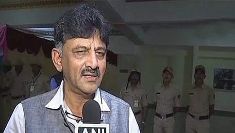 ಸೆಲ್ಫಿ ತೆಗೆಯಲು ಯತ್ನಿಸಿದ ಯುವಕನ ಮೇಲೆ ಸಿಡಿಮಿಡಿಗೊಂಡ ಸಚಿವ ಡಿ.ಕೆ.ಶಿವಕುಮಾರ್