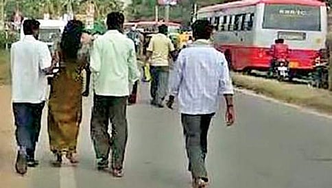 ಸಿಎಂ ಸುಗಮ ಸಂಚಾರಕ್ಕಾಗಿ ಆ್ಯಂಬುಲೆನ್ಸ್ ಗೆ ತಡೆ; ಆಸ್ಪತ್ರೆಗೆ ನಡೆದೇ ಸಾಗಿದ ತುಂಬು ಗರ್ಭಿಣಿ