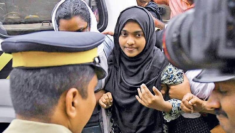 ಕೇರಳ ಲವ್ ಜಿಹಾದ್: ಪೋಷಕರಿಂದ ಹಾದಿಯಾ ಸ್ವತಂತ್ರ, ಶಿಕ್ಷಣ ಮುಗಿಸಲು ಸುಪ್ರೀಂ ಸೂಚನೆ