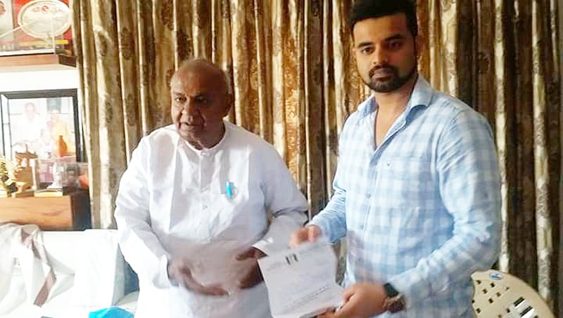 ಲೋಕಸಭಾ ಟಿಕೆಟ್ ನೀಡುವುದಾಗಿ ಪ್ರಜ್ವಲ್ ರೇವಣ್ಣ ಸಂತೈಸಿದ ಎಚ್ ಡಿ ದೇವೇಗೌಡ?