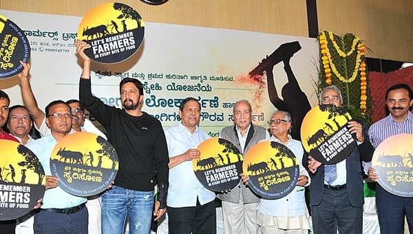 <b>ಪ್ರತಿ ತುತ್ತಿಗೂ ರೈತರನ್ನು ಸ್ಮರಿಸೋಣ....</b> ಬೆಂಗಳೂರಿನ ಪ್ರೆಸ್ ಕ್ಲಬ್ ನಲ್ಲಿ ಬುಧವಾರ ಮಾಜಿ ಲೋಕಾಯುಕ್ತ ಸಂತೋಷ್ ಹೆಗ್ಡೆ, ನಟ ಸುದೀಪ್ ಹಾಗೂ ನ್ಯಾಯಮೂರ್ತಿ ಎಜೆ ಸದಾಶಿವ ಅವರು ರೈತರನ್ನು ಸನ್ಮಾಸಿ, ವಿ ರೆಸ್ಪೆಕ್ಟ್ ಫಾರ್ಮರ್ಸ್ ಟ್ರಸ್ಟ್ ನ ಲಾಂಛನ ಬಿಡುಗಡೆ ಮಾಡಿದರು.