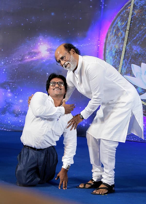 <b>ಅಭಿಮಾನದ ಅಪ್ಪುಗೆ...</b> ಚೆನ್ನೈನಲ್ಲಿ ನಡೆಯುತ್ತಿರುವ ಆರು ದಿನಗಳ ಫೋಟೋ ಸೆಷನ್ ನಲ್ಲಿ ಸೂಪರ್ ಸ್ಟಾರ್ ರಜನಿಕಾಂತ್ ಅವರು ಮಂಗಳವಾರ ತಮ್ಮ ಅಭಿಮಾನಿಯೊಬ್ಬರನ್ನು ಅಪ್ಪಿಕೊಂಡಿದ್ದು ಹೀಗೆ.