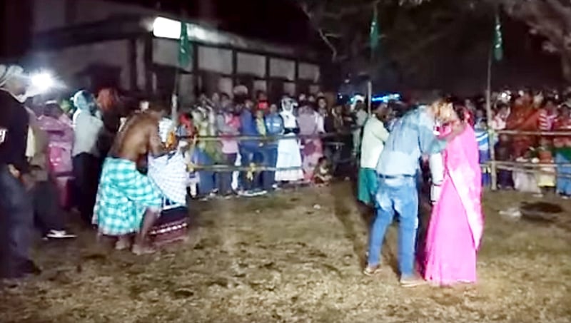 ಜಾರ್ಖಂಡ್: ವಿವಾಹಿತ ಬುಡಕಟ್ಟು ದಂಪತಿಗಳ ನಡುವೆ ವಿವಾದಾಸ್ಪದ ಬಹಿರಂಗ ಮುತ್ತಿನ ಸ್ಪರ್ಧೆ!
