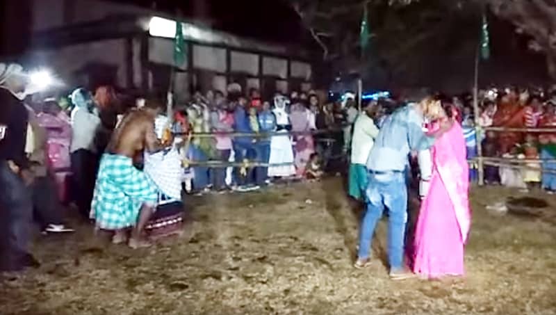 ಜಾರ್ಖಂಡ್: ವಿವಾಹಿತ ಬುಡಕಟ್ಟು ದಂಪತಿಗಳ ನಡುವೆ ವಿವಾದಾಸ್ಪದ ಬಹಿರಂಗ ಮುತ್ತಿನ ಸ್ಪರ್ಧೆ!