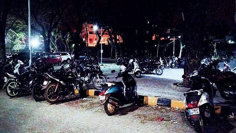 ಬೆಂಗಳೂರು: ಮೆಟ್ರೋ ನಿಲ್ದಾಣಗಳಲ್ಲಿ ರಾತ್ರಿ ವೇಳೆ ವಾಹನ ನಿಲುಗಡೆ, ಮೆಟ್ರೋ ನಿಗಮದ ನಿಯಮಗಳ ಉಲ್ಲಂಘನೆ ಬಹಿರಂಗ