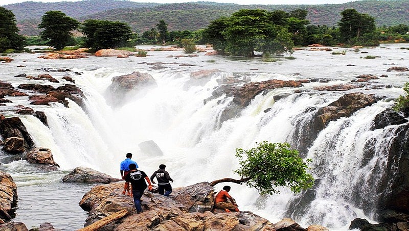 ಹೊಗೆನಕಲ್ ಜಲಪಾತದಲ್ಲಿ ಮುಳುಗಿ ಮೂವರು ಬೆಂಗಳೂರು ವಿದ್ಯಾರ್ಥಿಗಳು ನೀರುಪಾಲು