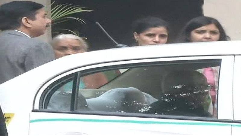 ದೆಹಲಿಗೆ ಆಗಮಿಸಿದ ಜಾಧವ್ ಕುಟುಂಬ: ಸುಷ್ಮಾ ಸ್ವರಾಜ್ ಜೊತೆ ಚರ್ಚೆ