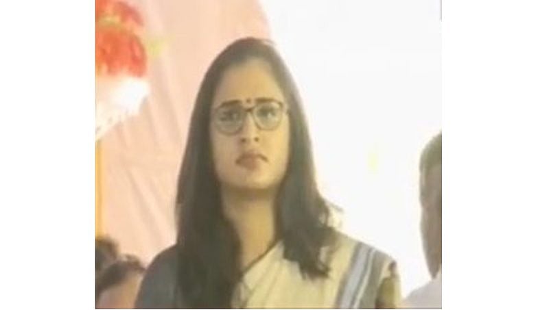 ನಾಡಗೀತೆ ಹಾಡುವಾಗ ಪ್ರೊಬೆಷನರಿ ಐಎಎಸ್ ಅಧಿಕಾರಿಯಿಂದ ಅಗೌರವ