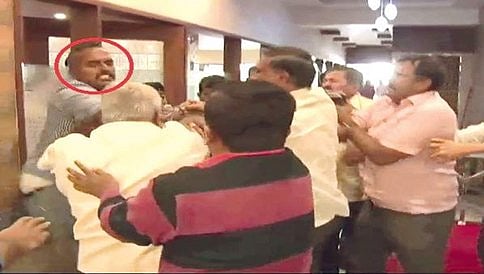 ತುಮಕೂರು: ಬಿಎಸ್ ವೈ ಬೆಂಬಲಿಗರಿಂದ ಟಿವಿ ವರದಿಗಾರನ ಮೇಲೆ ಹಲ್ಲೆ, ದೂರು ದಾಖಲು
