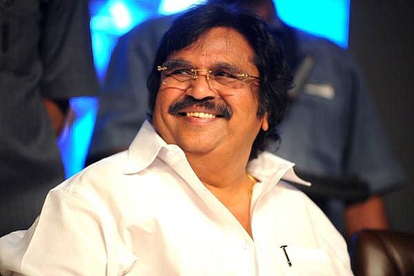 <div><b>ದಾಸರಿ ನಾರಾಯಣ್ ರಾವ್</b></div><div>ತೆಲುಗು ಚಿತ್ರರಂಗದ ಖ್ಯಾತ ನಿರ್ದೇಶಕ ಹಾಗೂ ಕೇಂದ್ರದ ಮಾಜಿ ಸಚಿವ ದಾಸರಿ ನಾರಾಯಣ್ ರಾವ್ ಅವರು ದೀರ್ಘಾವಧಿ ಕಾಯಿಲೆಯಿಂದಾಗಿ ಮೇ,30 ರಂದು ಕೊನೆಯುಸಿರೆಳೆದಿದ್ದರು. ದಾಸರಿ ನಾರಾಯಣ್ ರಾವ್ ಅವರಿಗೆ 75 ವರ್ಷ ವಯಸ್ಸಾಗಿತ್ತು. </div>