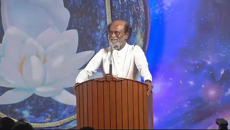 ಅಭಿಮಾನಿಗಳ ಆಶಯದಂತೆ ರಾಜಕೀಯಕ್ಕೆ ರಜನಿ ಎಂಟ್ರಿ; ಸ್ವಂತ ಪಕ್ಷ ಸ್ಥಾಪನೆ