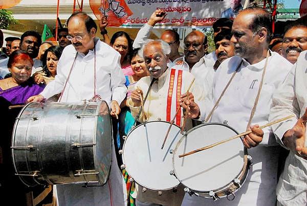 <b>ಬಿಜೆಪಿ ವಿಜಯೋತ್ಸವ...</b> ಬೃಹನ್ ಮುಂಬೈ ಮಹಾನಗರ ಪಾಲಿಕೆಯಲ್ಲಿ ಬಿಜೆಪಿ ಭರ್ಜರಿ ಗೆಲುವು ಸಾಧಿಸಿದ ಹಿನ್ನೆಲೆಯಲ್ಲಿ ಶನಿವಾರ ಹೈದರಾಬಾದ್ ನಲ್ಲಿ ಕೇಂದ್ರ ಸಚಿವರಾದ ಎಂ.ವೆಂಕಯ್ಯ ನಾಯ್ಡು ಹಾಗೂ ಬಂಡಾರು ದತ್ತಾತ್ರೇಯ ಅವರು ವಿಜಯೋತ್ಸವ ಆಚರಿಸಿದ್ದು ಹೀಗೆ.
