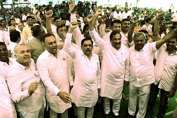 <b>ಸತ್ಯಮೇವ ಜಯತೆ.... </b>ಬೆಂಗಳೂರಿನ ಫ್ರೀಡಂ ಪಾರ್ಕಿನಲ್ಲಿ ಗುರುವಾರ ಬಿಜೆಪಿ ಭ್ರಷ್ಟಾಚಾರ ಆರೋಪಗಳ ವಿರುದ್ಧ ಕಾಂಗ್ರೆಸ್ ಹಮ್ಮಿಕೊಂಡಿದ್ದ ಸತ್ಯಮೇವ ಜಯತೆ ಬೃಹತ್ ರ್ಯಾಲಿಯಲ್ಲಿ ಕೆಪಿಸಿಸಿ ಅಧ್ಯಕ್ಷ ಡಾ.ಜಿ.ಪರಮೇಶ್ವರ ಹಾಗೂ ಇತರರು.