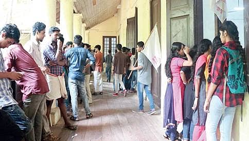 ಬೆಂಗಳೂರು: ಶಿಕ್ಷಕರ ಉಡುಗೆ-ತೊಡುಗೆ ಮಾದರಿ ನಿರ್ಧಾರಿಸಲು ವಿದ್ಯಾರ್ಥಿಗಳಿಗೆ ಅವಕಾಶ
