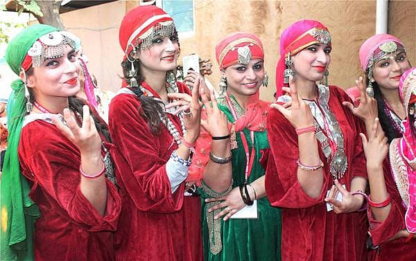 <b>ಕಾಶ್ಮೀರ ಕಲಾವಿದರು... </b>ಫರಿದಾಬಾದ್ ನಲ್ಲಿ ನಡೆಯುತ್ತಿರುವ ಸುರಜ್ ಕುಂಡ್ ಕರಕುಶಲ ಮೇಳದಲ್ಲಿ ಜಮ್ಮು ಮತ್ತು ಕಾಶ್ಮೀರದ ಕಲಾವಿದರು ಪೋಸ್ ನೀಡಿದ್ದು ಹೀಗೆ.