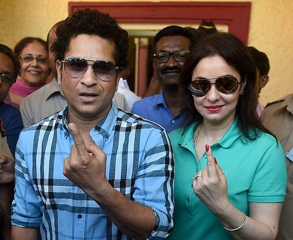 <b>ಹಕ್ಕು ಚಲಾಯಿಸಿದ ಸಚಿನ್ ದಂಪತಿ...</b> ಕ್ರಿಕೆಟ್ ದಿಗ್ಗಜ ಸಚಿನ್ ತೆಂಡೂಲ್ಕರ್ ಹಾಗೂ ಅವರ ಪತ್ನಿ ಅಂಜಲಿ ಅವರು ಮಂಗಳವಾರ ನಡೆದ ಬೃಹತ್ ಮುಂಬೈ ಮಹಾನಗರ ಪಾಲಿಕೆ ಚುನಾವಣೆಯಲ್ಲಿ ತಮ್ಮ ಮತ ಚಲಾಯಿಸಿದರು.