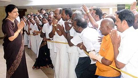 ಶಶಿಕಲಾ ಪ್ರಮಾಣ ಸ್ವೀಕಾರಕ್ಕೆ ತಡೆ ಕೋರಿದ ಅರ್ಜಿ: ತ್ವರಿತ ವಿಚಾರಣೆಗೆ ಸುಪ್ರೀಂ ನಿರಾಕರಣೆ