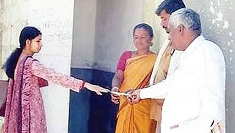 ತುಮಕೂರು: ಉತ್ತಮ ವೇತನದ ಕೆಲಸ ಬಿಟ್ಟು ಗ್ರಾಮಗಳಲ್ಲಿ ಶೌಚಾಲಯ ನಿರ್ಮಾಣಕ್ಕೆ ನಿಂತ ಮಹಿಳೆ