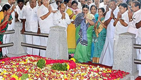 ತ.ನಾಡು ರಾಜಕೀಯ ಬಿಕ್ಕಟ್ಟು: ಪನ್ನೀರ್'ಸೆಲ್ವಂಗೆ ಹೆಚ್ಚಿದ ಬೆಂಬಲ