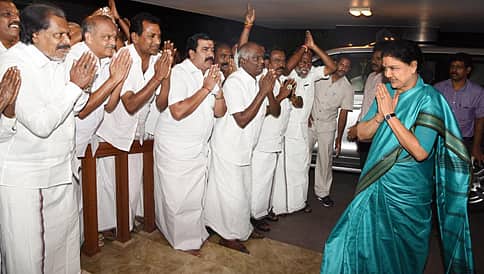 ಶಶಿಕಲಾ, ಎಡಪ್ಪಾಡಿ ಪಳನಿಸ್ವಾಮಿ ವಿರುದ್ಧ ಅಪಹರಣ ದೂರು ದಾಖಲಿಸಿದ ಎಐಎಡಿಎಂಕೆ ಶಾಸಕ!