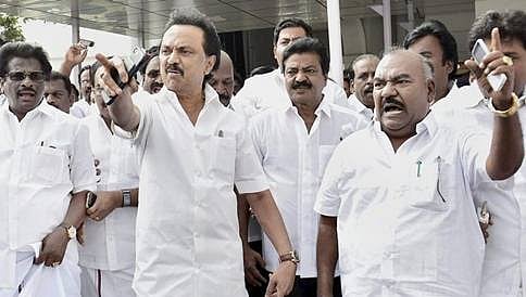 ತಮಿಳುನಾಡು ಬಿಕ್ಕಟ್ಟು: ರಾಜ್ಯಪಾಲರನ್ನು ಭೇಟಿಯಾದ ಪನ್ನೀರ್ ಸೆಲ್ವಂ