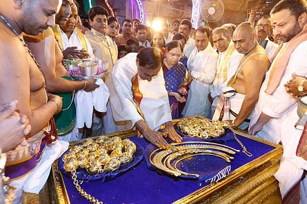 ತಿಮ್ಮಪ್ಪನಿಗೆ 5 ಕೋಟಿ ಮೊತ್ತದ ಚಿನ್ನಾಭರಣ ಕಾಣಿಕೆ ನೀಡಿದ ಕೆಸಿಆರ್