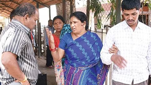 ಮಾನವೀಯತೆ ಮರೆತ ಜನ: ಪ್ರಯಾಣಿಕರು ರೋಧಿಸುತ್ತಿದ್ದರೆ ನೋಡುಗರು ಫೋಟೋ ತೆಗೆಯುತ್ತಿದ್ದರು