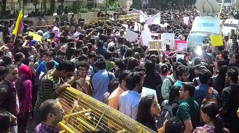ಎಬಿವಿಪಿ ವಿರುದ್ಧ ದೆಹಲಿ ವಿಶ್ವವಿದ್ಯಾಲಯದಲ್ಲಿ ಬೃಹತ್ ಪ್ರತಿಭಟನೆ