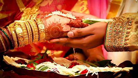 ಫೇಸ್'ಬುಕ್ ಪ್ರೀತಿ: ಹಿಂದೂ ಸಂಪ್ರದಾಯದಂತೆ ಭಾರತೀಯ ವರನ ಕೈಹಿಡಿದ ಅಮೆರಿಕಾ ಯುವತಿ!