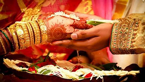 ಫೇಸ್'ಬುಕ್ ಪ್ರೀತಿ: ಹಿಂದೂ ಸಂಪ್ರದಾಯದಂತೆ ಭಾರತೀಯ ವರನ ಕೈಹಿಡಿದ ಅಮೆರಿಕಾ ಯುವತಿ!