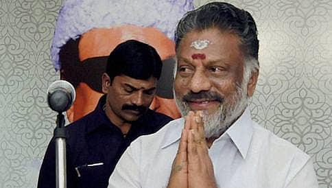 ತ.ನಾಡಿನಲ್ಲಿ ಕ್ಷಿಪ್ರ ರಾಜಕೀಯ ಬೆಳವಣಿಗೆ: ಶಶಿಕಲಾ ವಿರುದ್ಧ ಬಂಡಾಯವೆದ್ದ ಪನ್ನೀರ್ ಸೆಲ್ವಂ