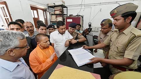 ಪೊಲೀಸ್ ಠಾಣೆಗೆ ಯೋಗಿ ಆದಿತ್ಯನಾಥ್ ದಿಢೀರ್ ಭೇಟಿ, ಪರಿಶೀಲನೆ