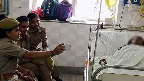 ಆ್ಯಸಿಡ್ ದಾಳಿ ಸಂತ್ರಸ್ಥೆ ಎದುರು ಸೆಲ್ಫಿ ತೆಗೆದುಕೊಂಡ ಮಹಿಳಾ ಪೊಲೀಸ್ ಸಿಬ್ಬಂದಿಗಳ ಅಮಾನತು
