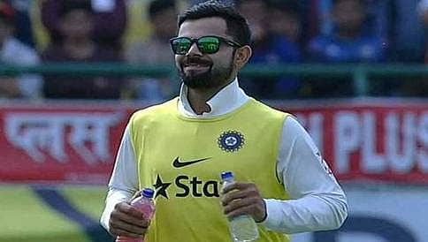 ವಿಶ್ರಾಂತಿ ನಡುವೆ ವಾಟರ್ ಬಾಯ್ ಆಗಿ ಕಣಕ್ಕಿಳಿದ ವಿರಾಟ್ ಕೊಹ್ಲಿ