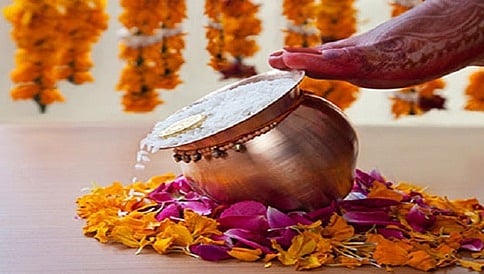 ವಧು ಅಕ್ಕಿ ತುಂಬಿದ ಸೇರಿನ ಪಾತ್ರೆ ಒದೆದು ಮನೆ ಪ್ರವೇಶಿಸುವ ಪದ್ಧತಿಯ ಹಿನ್ನೆಲೆ, ತತ್ವ ಗೊತ್ತಾ?