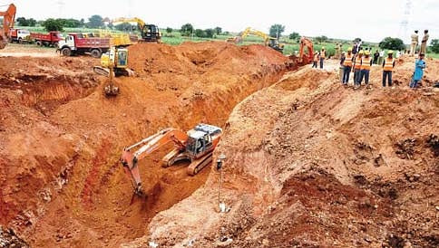 ರೀ ಬೋರ್ ಮಾಡುವಾಗ ದುರಂತ; ಕೊಳವೆ ಬಾವಿಗೆ ಬಿದ್ದ ಜಮೀನು ಮಾಲಿಕ ಮತ್ತು ಮೇಸ್ತ್ರಿ!